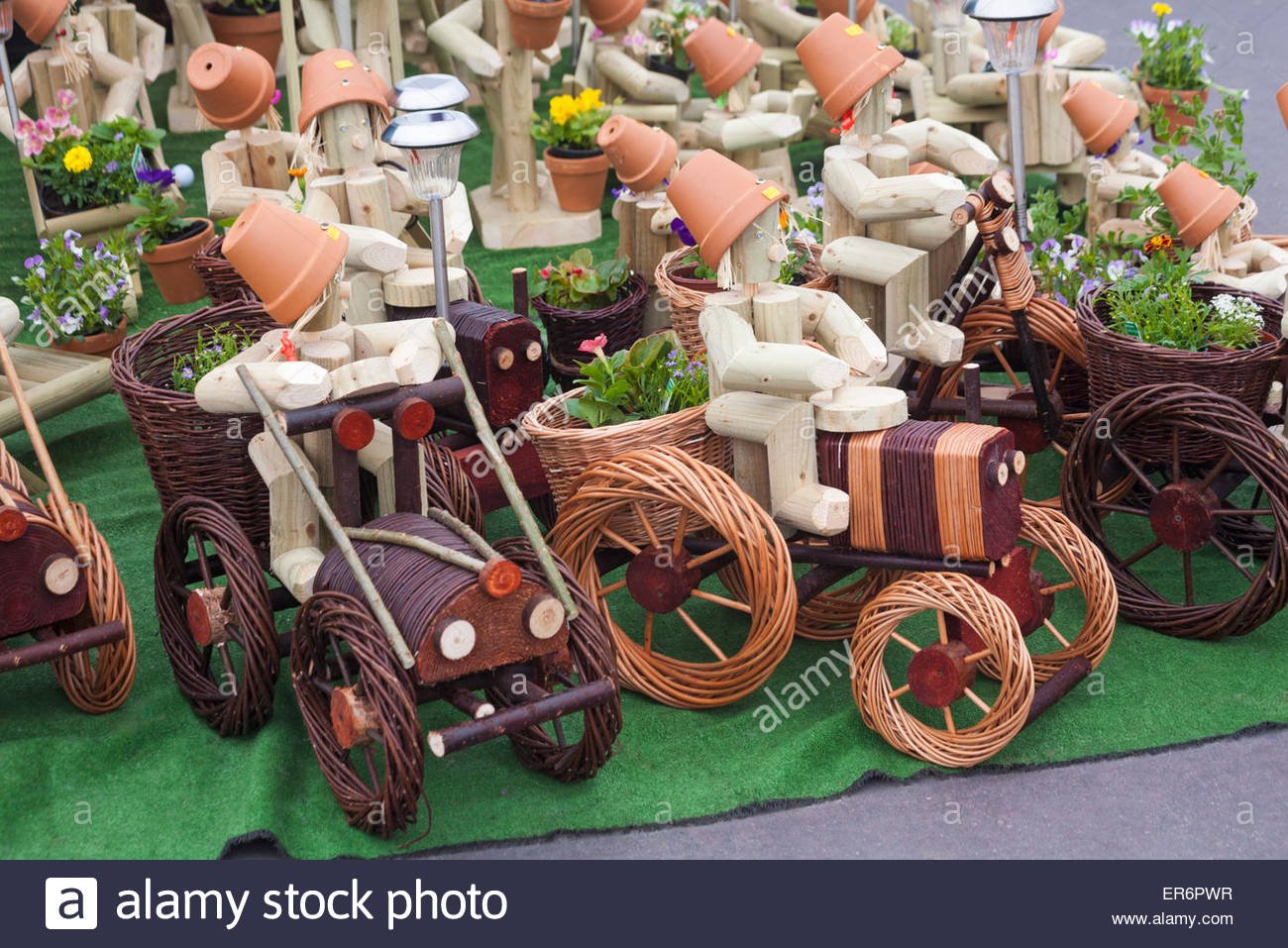 garden ornaments stock photos & garden ornaments stock images - alamy