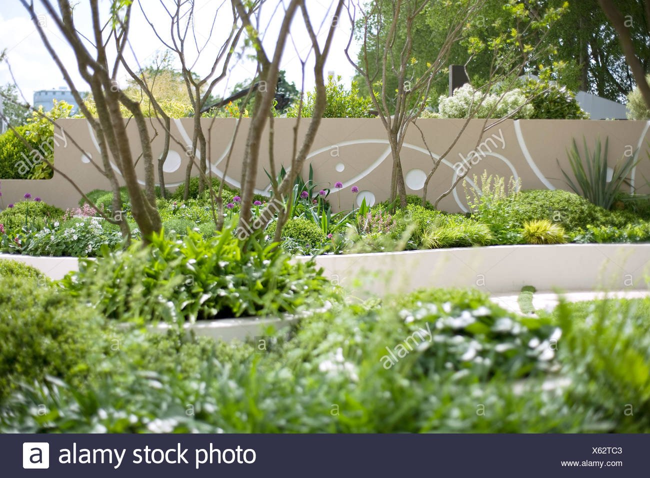 chelsea flower show the cancer research uk garden, designer robert