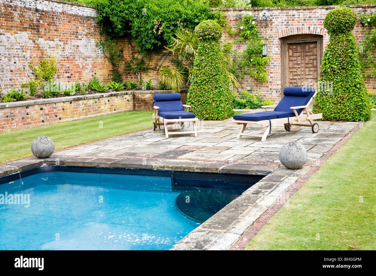 garden swimming pool uk stockfotos & garden swimming pool uk bilder