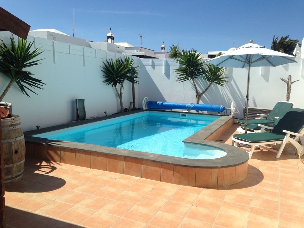 walk-in heated swimming pool, very private,garden not overlooked, wifi & uk  tv. - costa teguise