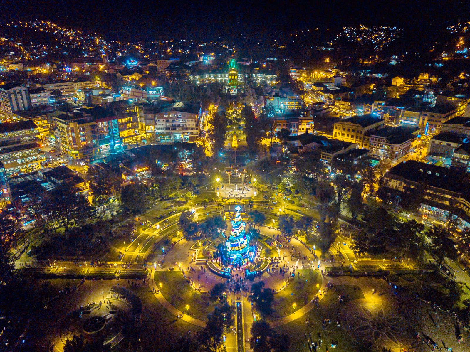 photos: giant christmas tree lighting at rose garden burnham park in