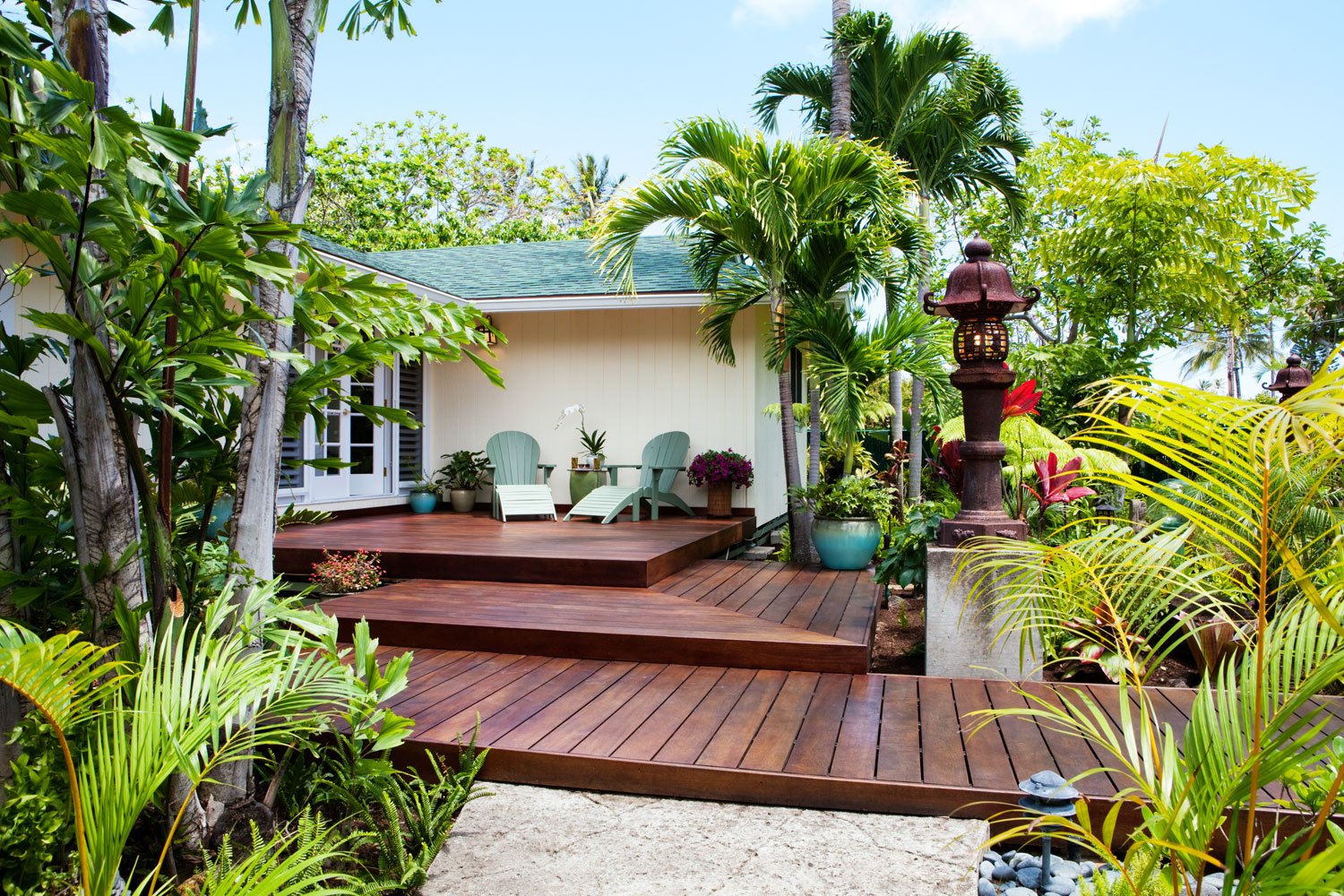 tour a welcoming front-yard deck - sunset magazine