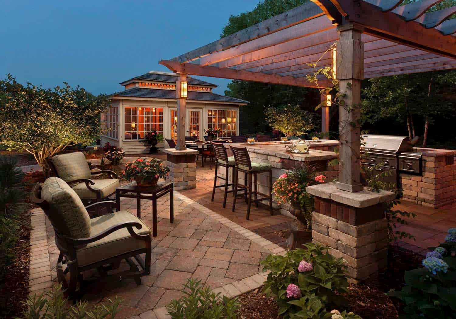 20+ spectacular outdoor kitchens with bars for entertaining