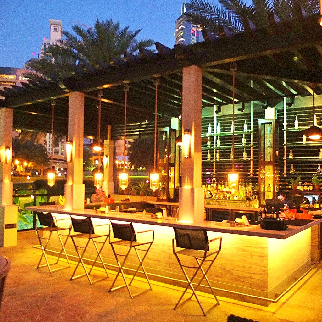 cool & stylish outdoor bar ideas for your backyard that you will love