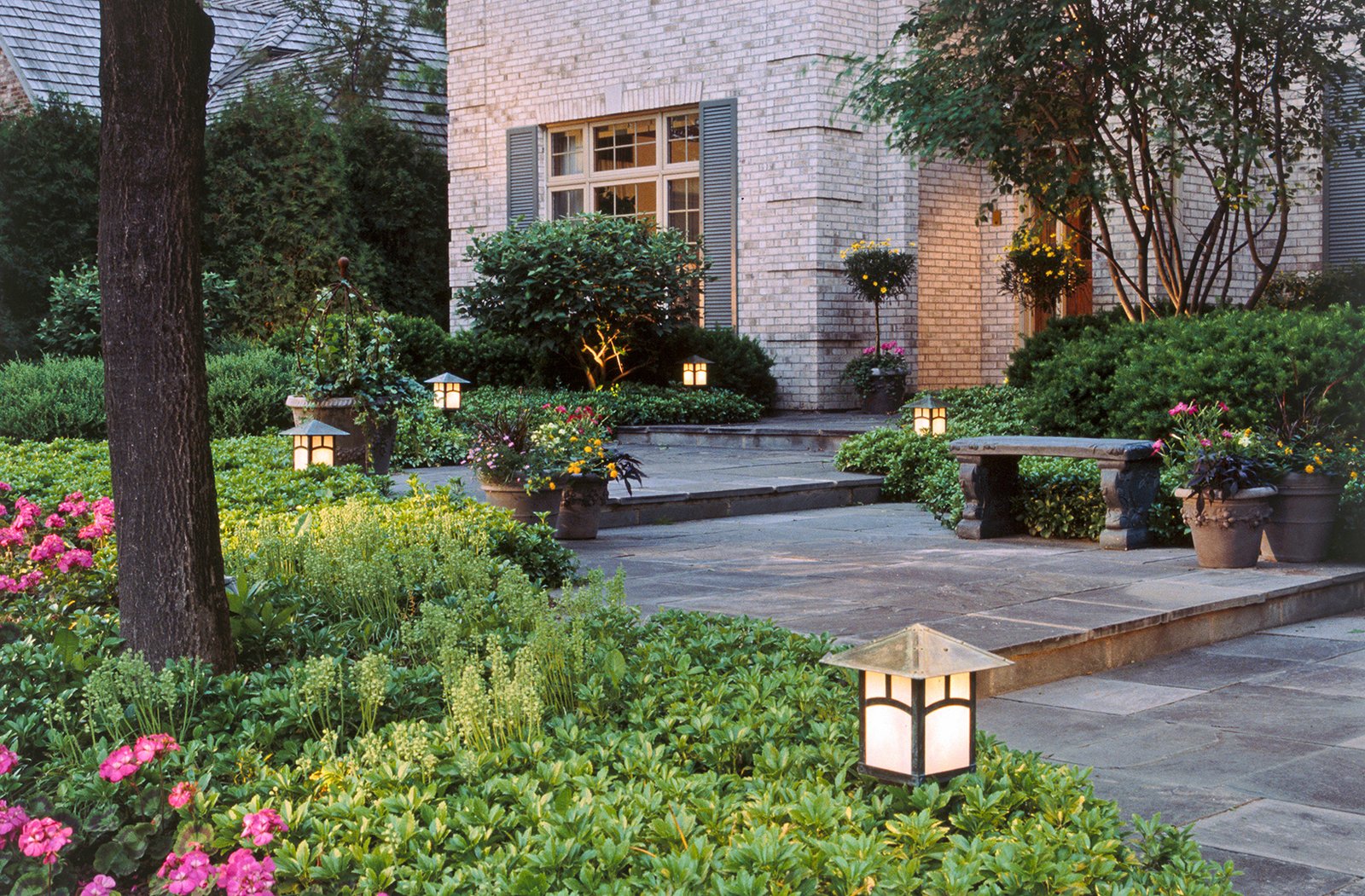 landscape lighting tips | better homes & gardens